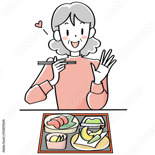 笑顔で食事をするシニア女性の上半身