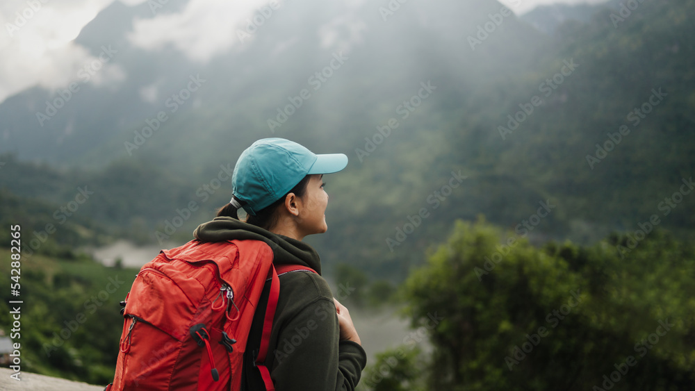 Naklejka premium A young woman hiking and camping in nature with a beautiful view to relax on vacation. The concept of adventure tourism. Places at Baan Rabiang Dao, Chiang Mai, Thailand.