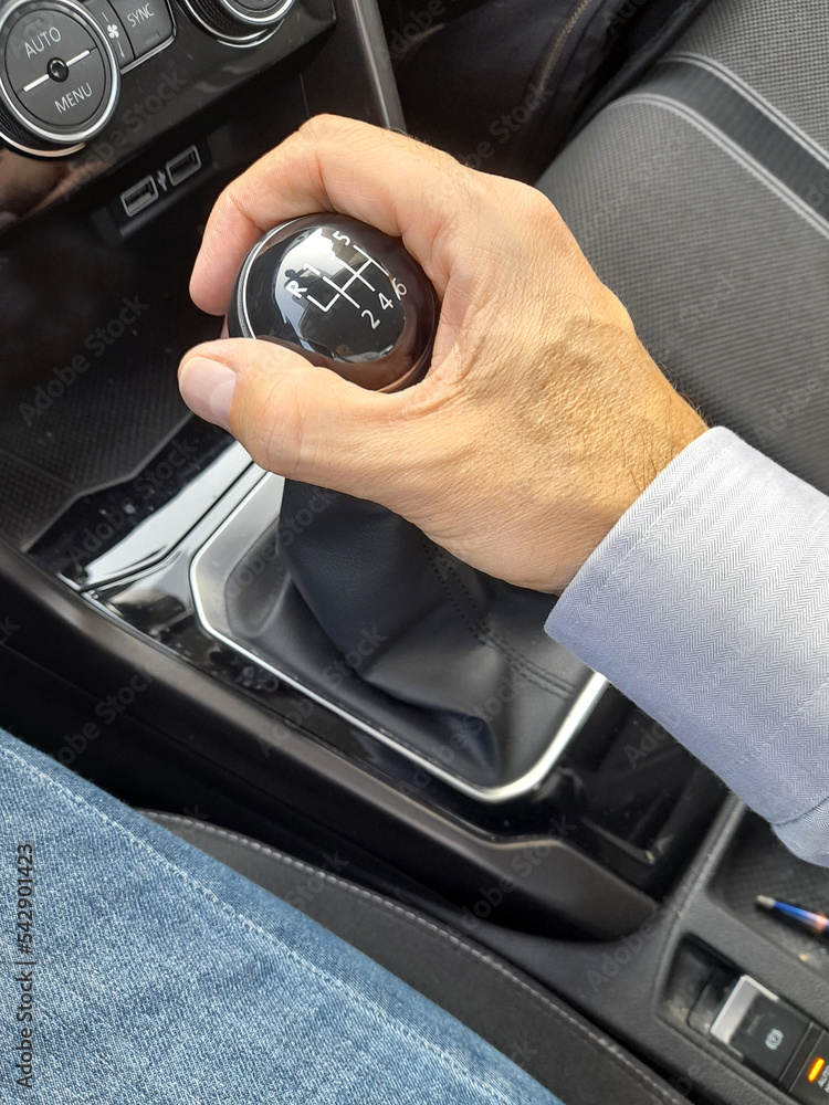 Cambiare marcia nella propria autovettura velocità Stock Photo Adobe Stock