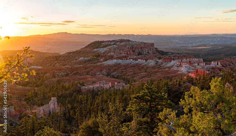 Bryce Canyon National Park, Utah. USA: View from Sunrise Point at sunrise