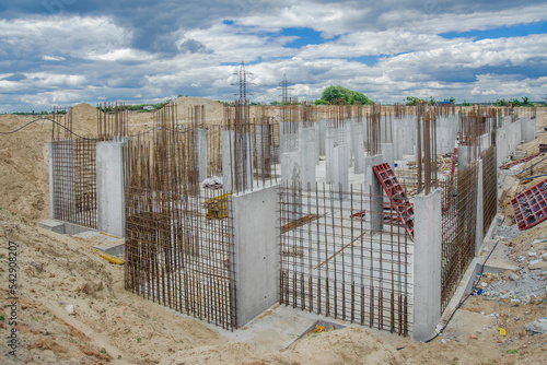 Monolithic structural elements and formwork of columns in housing construction