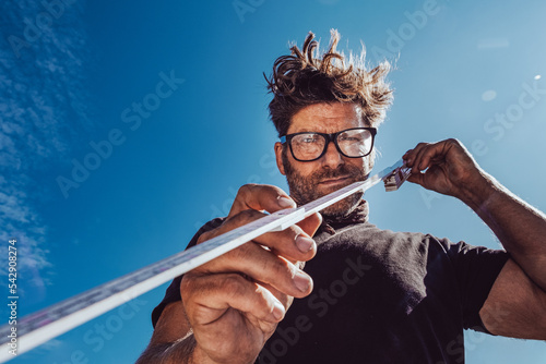 Heimwerker arbeitet an einem Projekt.