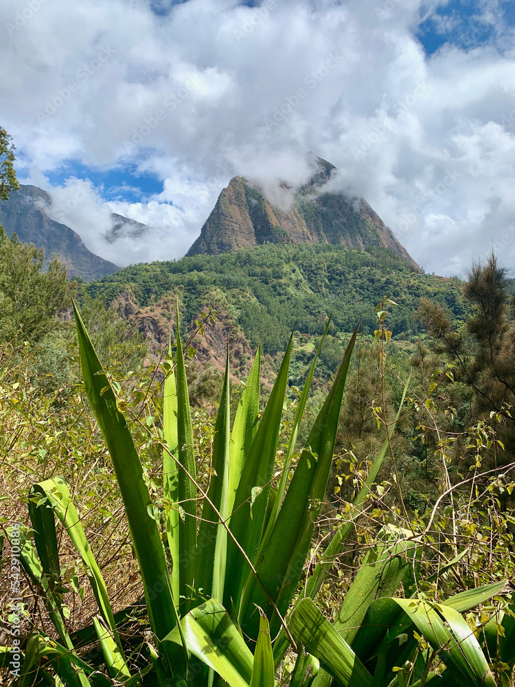 Piton rocheux dans le cirque de Mafate, Île de la Réunion Stock Photo