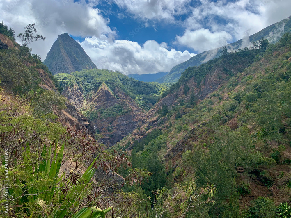 Piton rocheux dans le cirque de Mafate, Île de la Réunion Stock Photo
