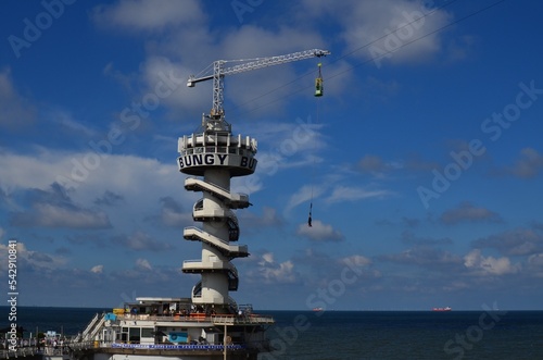 Quadro em tela HAGUE, NETHERLANDS - SEPTEMBER 10, 2022: Scheveningen Pier with Bungy Jump again