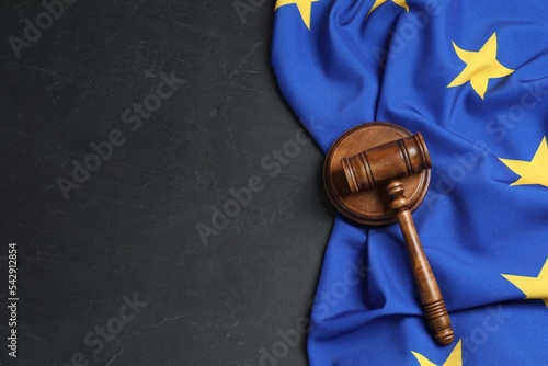Canvastavla Wooden judge's gavel and flag of European Union on black table, flat lay