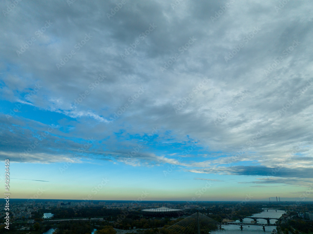 widok na panoramę Warszawy w pochmurny dzień, zachód słońca