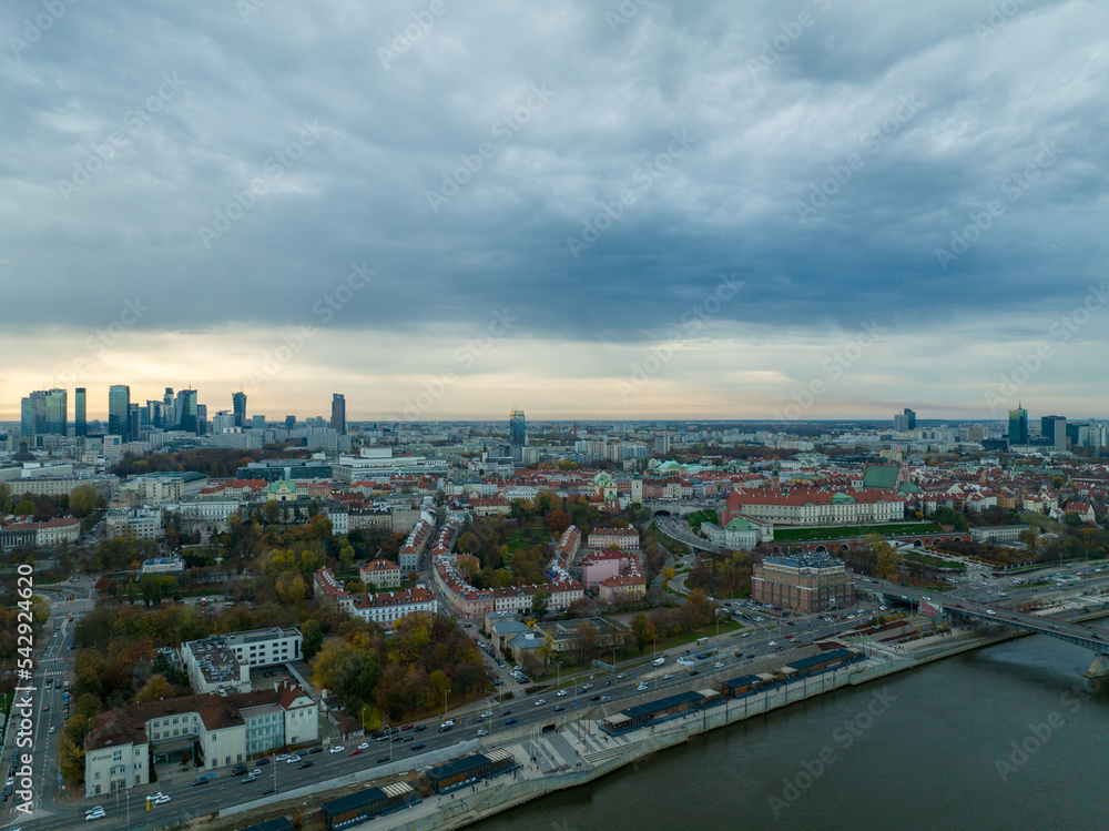 Obraz premium widok na panoramę Warszawy w pochmurny dzień
