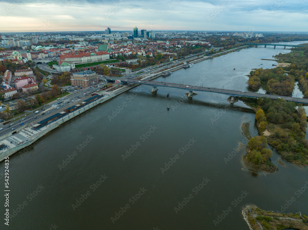 Naklejka premium panorama warszawy z rzeką Wisłą i mostami w pochmurny dzień o zachodzie słońca, jesień
