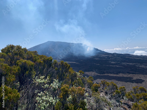 Le Piton de la fournaise en éruption sur l'île de la Réunion