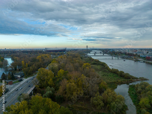 panorama warszawy z rzeką Wisłą i mostami w pochmurny dzień o zachodzie słońca, jesień