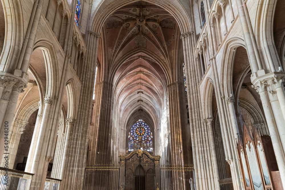 Intérieur de la cathédrale de Auxerre en bourgogne, France.