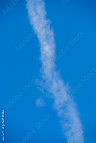 青い空に漂う飛行機雲