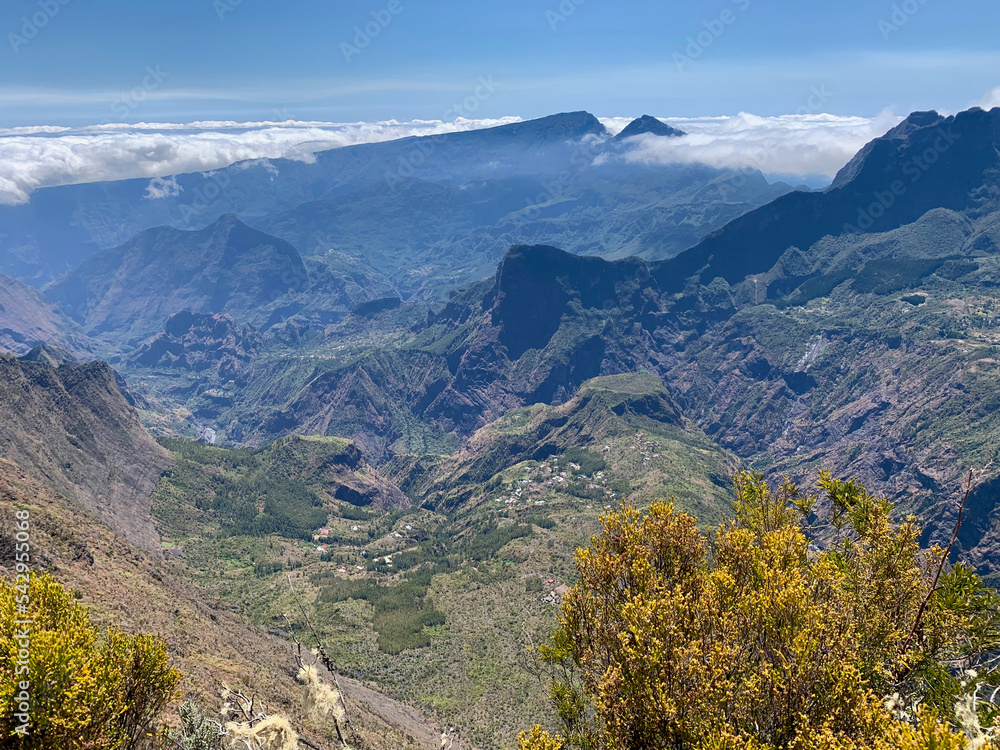 Sentier entre le col du Maïdo et le Grand Bénare sur l'île de la Réunion Sentier entre le col du Maïdo et le Grand Bénare sur l'île de la Réunion