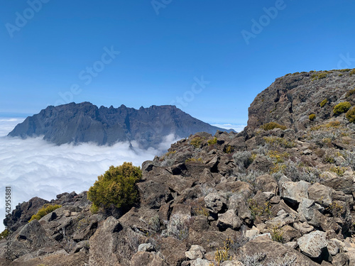 Vue sur la Piton des neige sur l'île de la Réunion photo