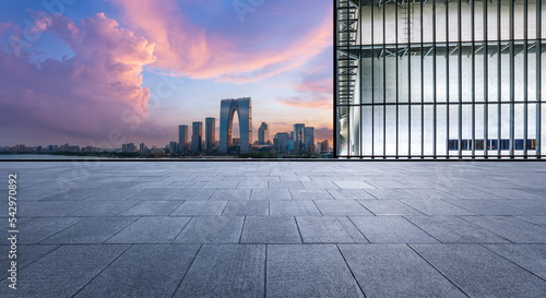 Fotografia Empty floor and modern city skyline with building at sunset in Suzhou, China