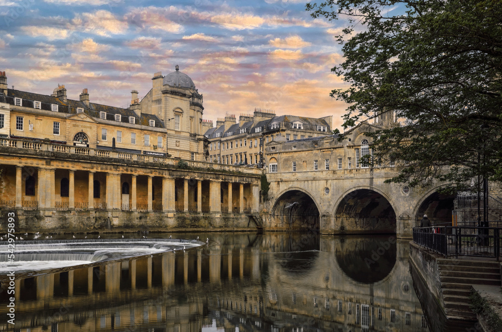 Naklejka premium Pulteney Bridge and around, reflected in River Avon. 