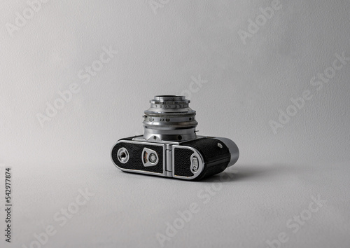 Obraz na płótnie old photo camera lying on white background w salonie