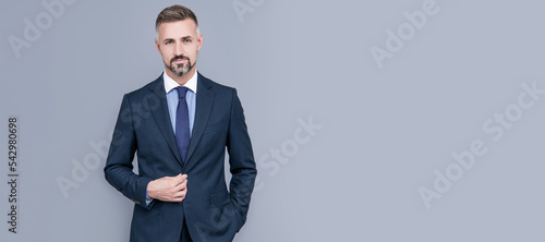 Canvastavla confident businessman man in businesslike suit, boss