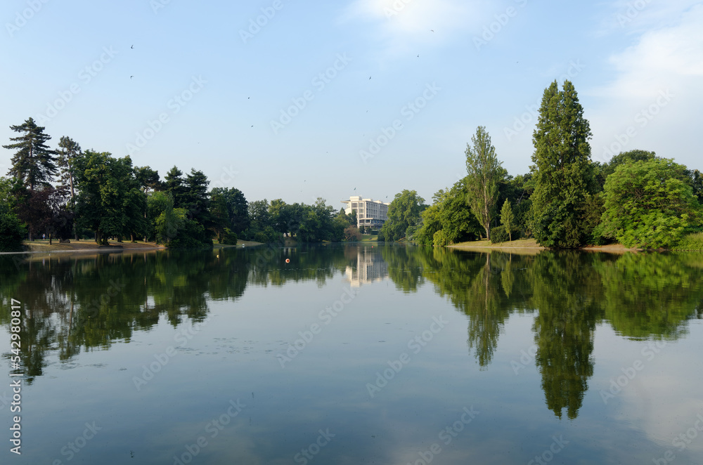 The lower lake of the Bois de Boulogne