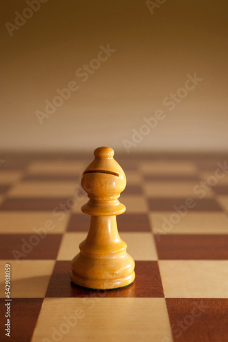 Fotografia white chess Bishop piece on the chessboard