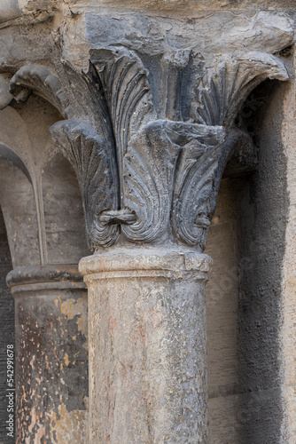 Colonne avec feuilles d'acanthe sur le chapiteau