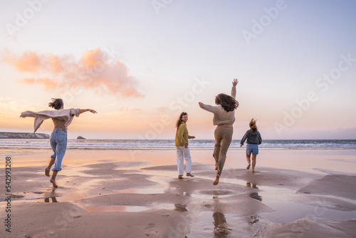 Happy friends having fun and running at the sunset © Yakobchuk Olena
