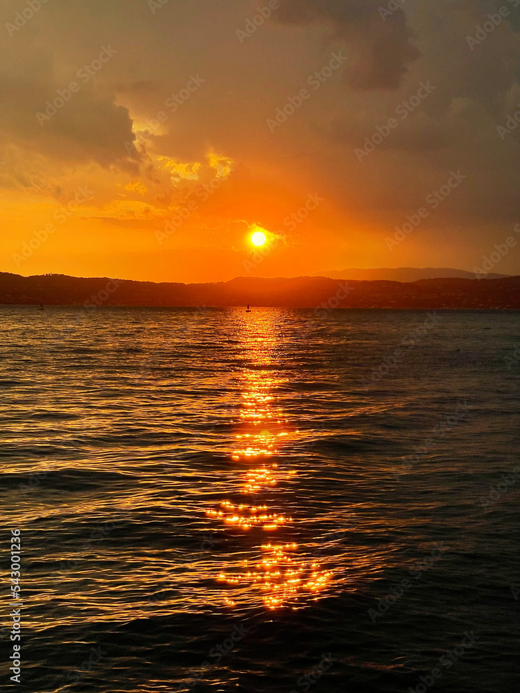 Fototapeta premium Passeggiando ed ammirando il Lago di Garda - Italia