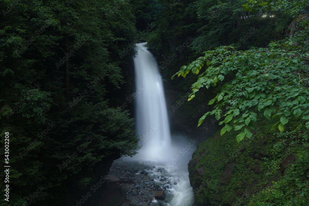 Fototapeta premium waterfall flowing down the mountain