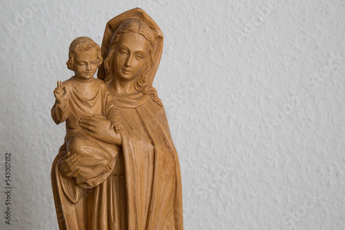 Maria und Jesuskind stehend auf Weltkugel Segensgestus photo