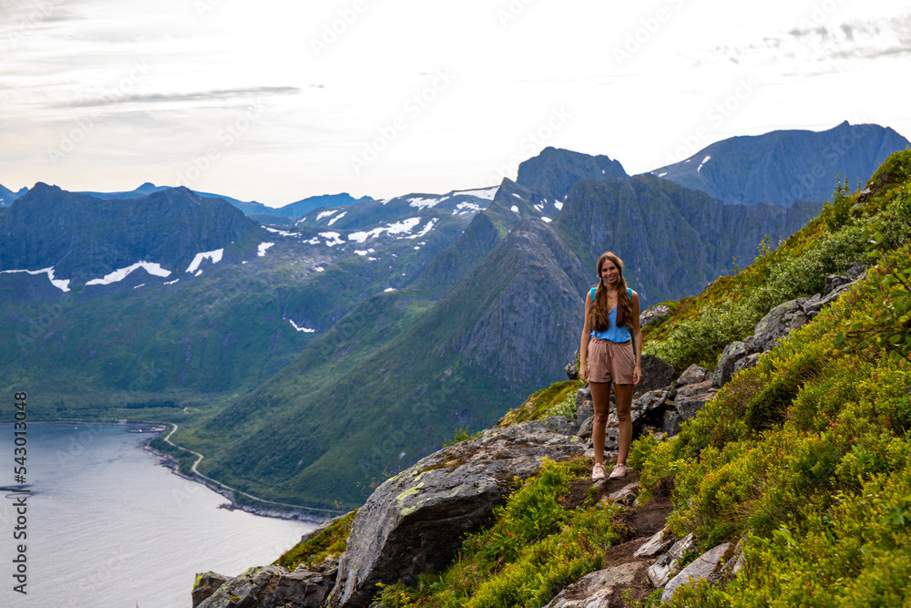 Fotografia do Stock: backpacker girl hiking on hesten overlooking