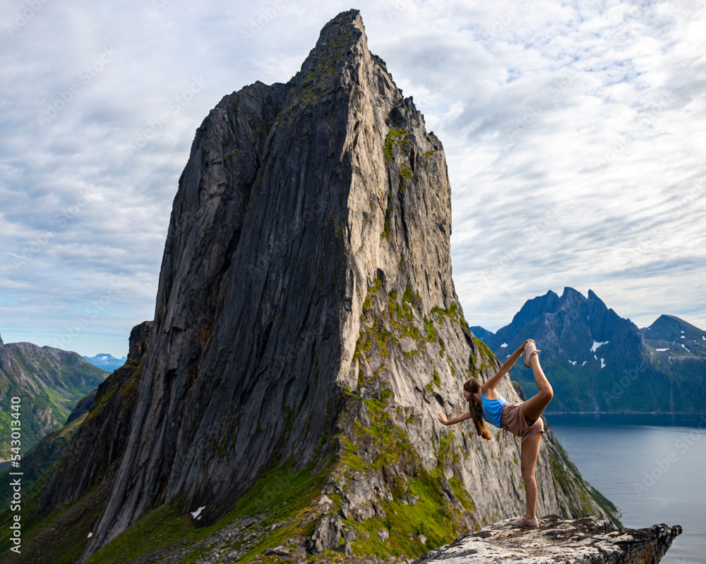 Stockfoto backpacker girl stretches (yoga - dancer position) on the