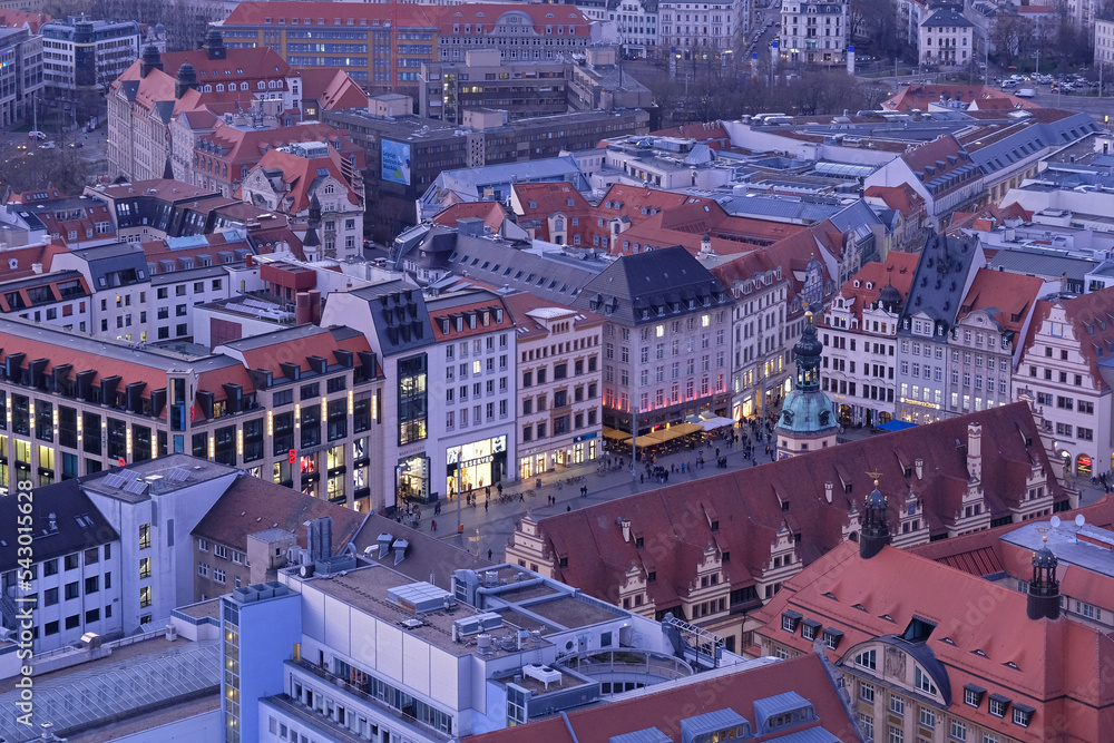 Leipzig von oben mit Altem Rathaus, Marktplatz, Naschmarkt und Alte Waage mit abendlicher Beleuchtung.
Leipzig, Sachsen, Deutschland.