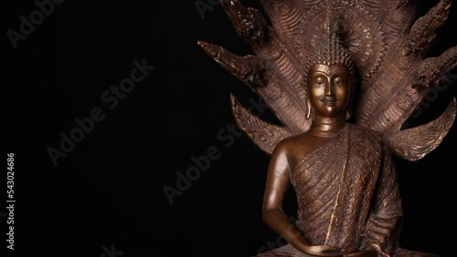 Naga Buddhafigur - meditierender Buddha unter dem Schutz von Mucalinda - buddhistische Kunst photo