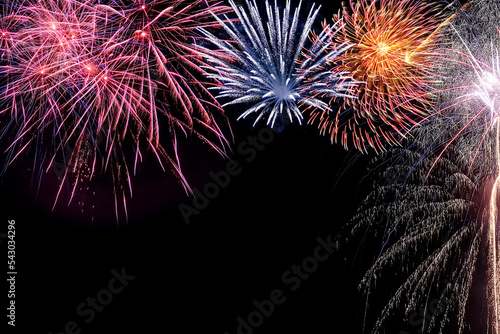 fireworks in the night sky, fajerwerki sylwestrowe, noworoczne na czarnym tle.