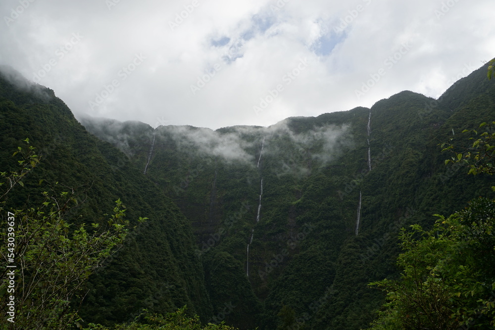 Obraz premium waterfalls and clouds over the mountains on the tropical island of La Réunion, France