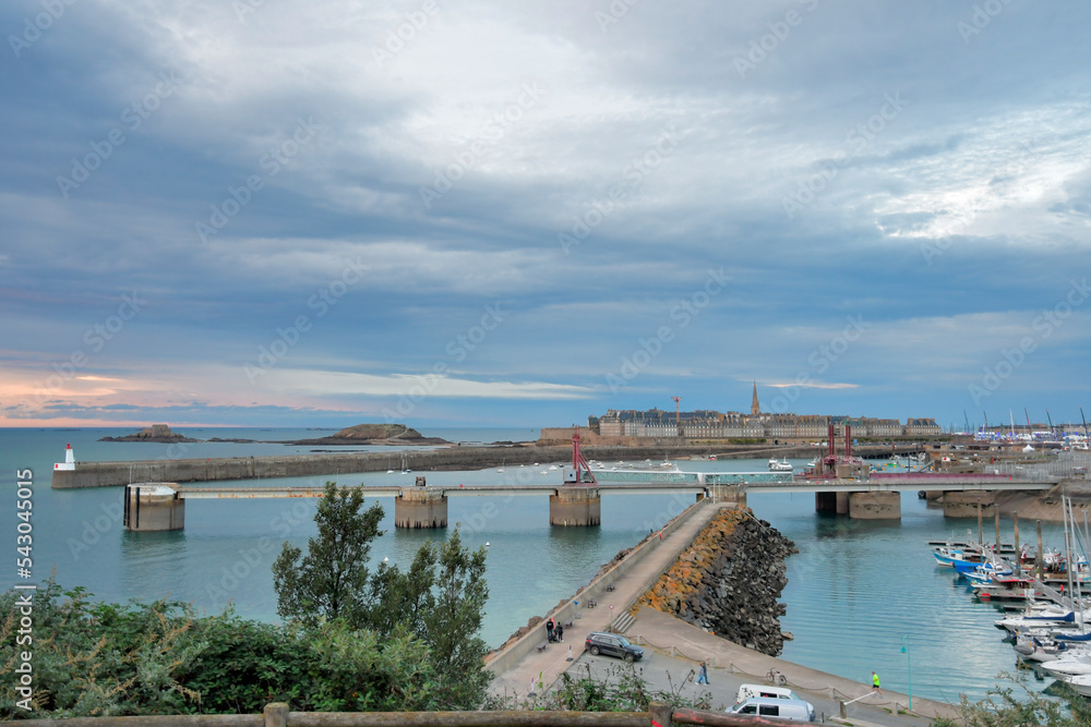 Fototapeta premium Vue sur la ville close de Saint-Malo en Bretagne-France