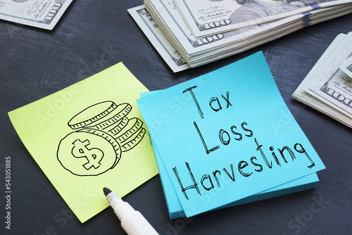 Valokuva Tax loss harvesting is shown using the text