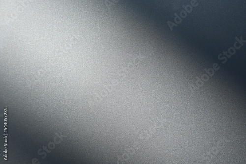 Fondo abstracto con suave degradado de luz en tonos grises y plata, con acabado metalizado