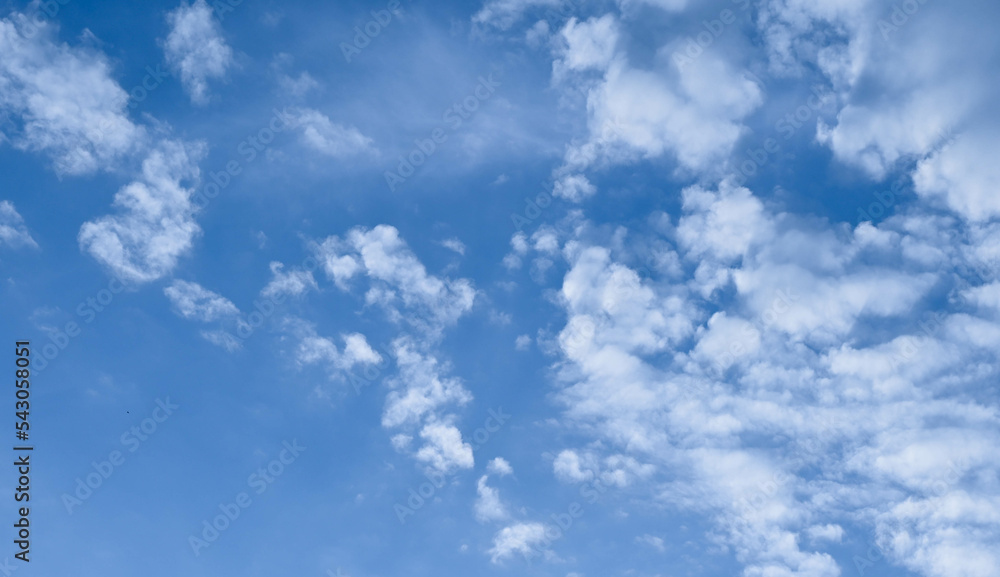 Fondo natural con detalle de multitud de nubes sobre fondo de cielo azul intenso