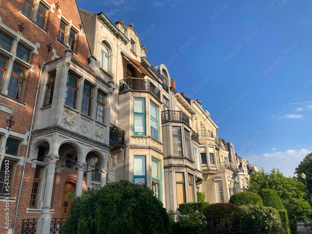 Schöne alte Gebäudefassaden an einem sonnigen Tag in Ixelles, Brüssel, Belgien