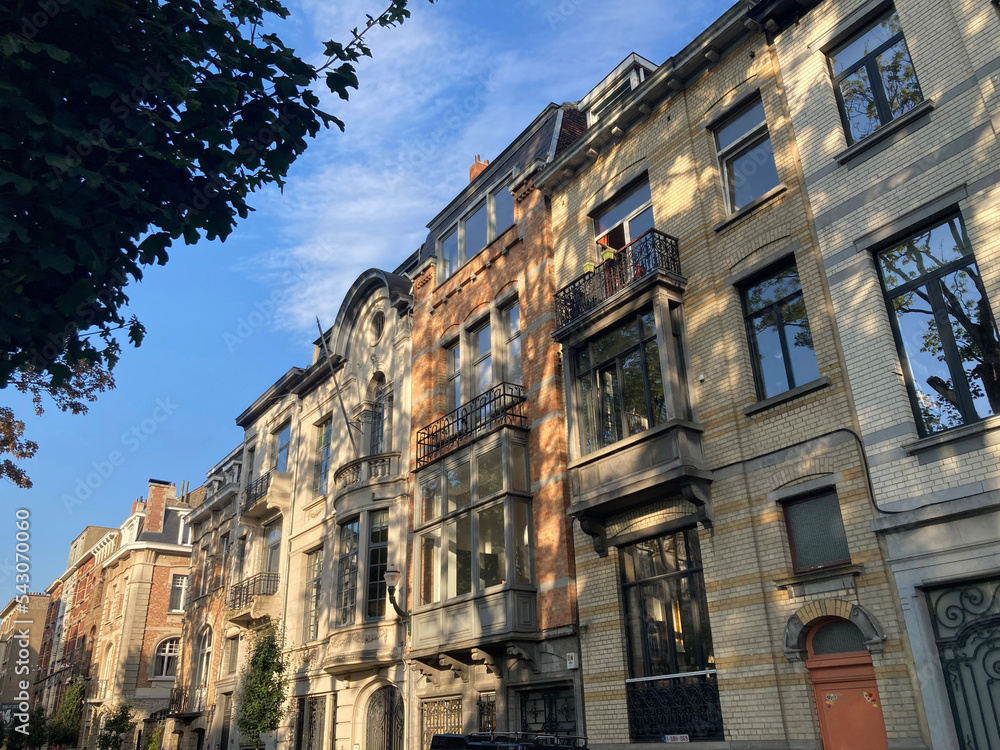Fototapeta premium Schöne alte Gebäudefassaden an einem sonnigen Tag in Ixelles, Brüssel, Belgien 