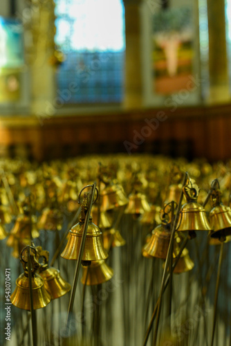 Goldene Metallglocken im Oude Kerk, Amsterdam photo