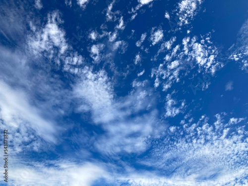 Lebhafter und stürmischer Himmel mit Cyrruswolken im Sommer an der Atlantikküste, Noirmoutier, Frankreich