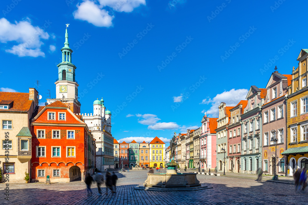 Fototapeta premium Picturesque cityscape of Poznan Market Square with historic Town Hall and Fountain of Apollo surrounded by colorful townhouses in spring day, Poland