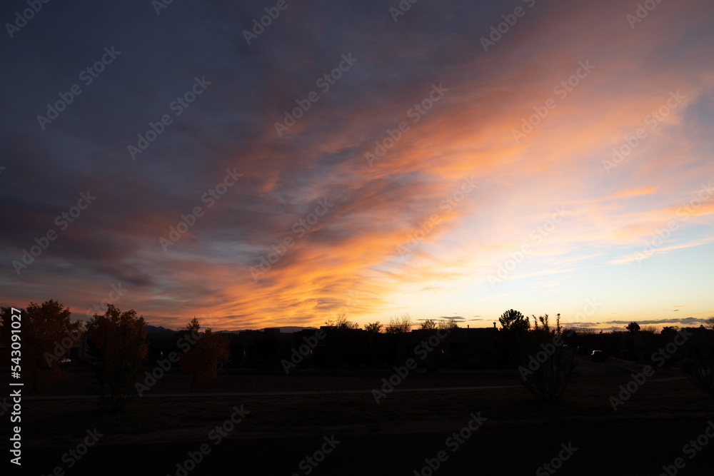 Obraz premium Sunset bouncing off of flowing clouds