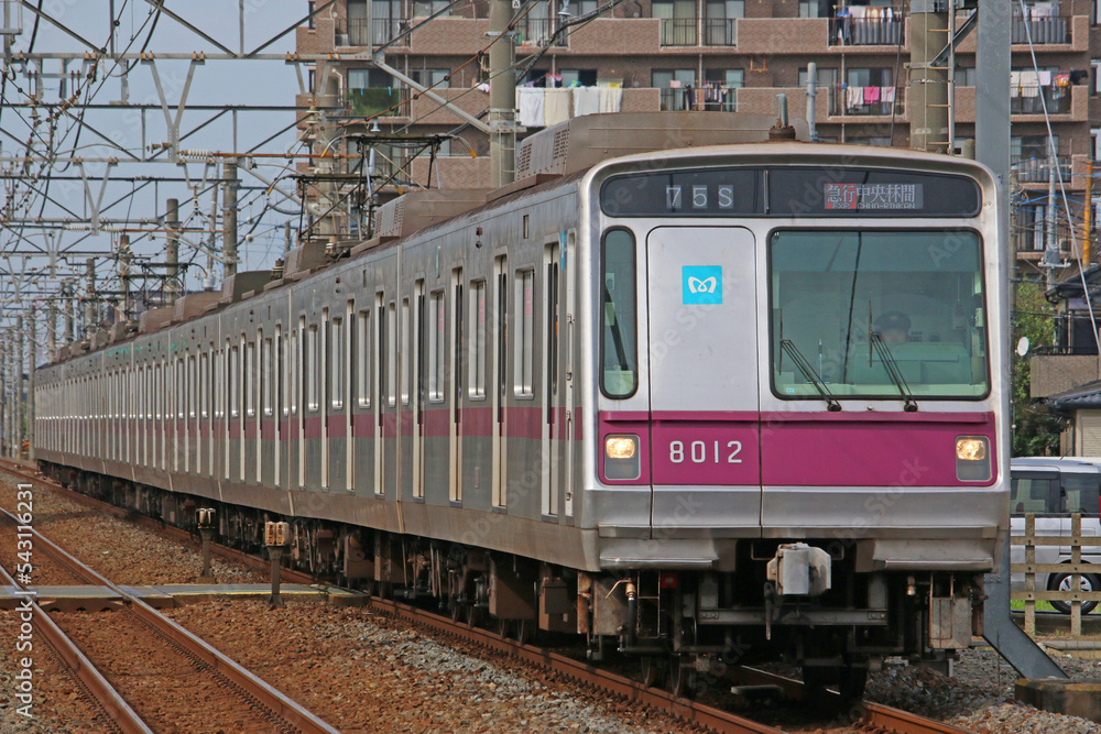 Obraz premium 一ノ割駅付近を走行する電車