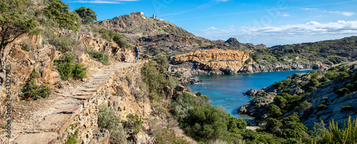 Canvastavla Woman tourist hiking on Cap de Creus, Costa brava in Spain
