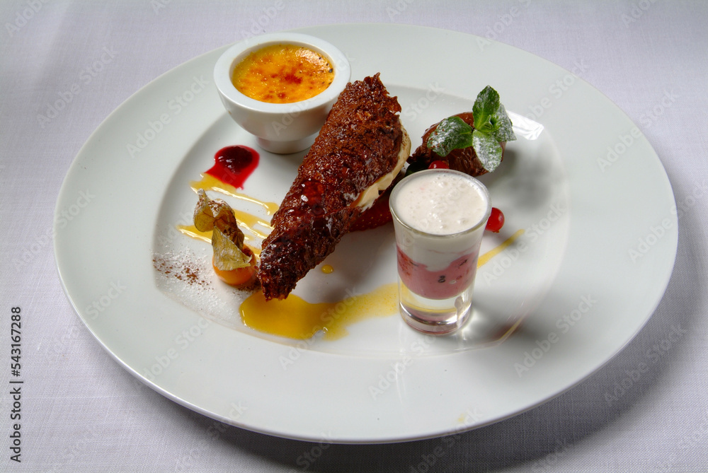 Postre de helado de vainilla con crujiente, sorbito de fresa y nata y natilla caramelizada Postre de helado de vainilla con crujiente, sorbito de fresa y nata y natilla caramelizada