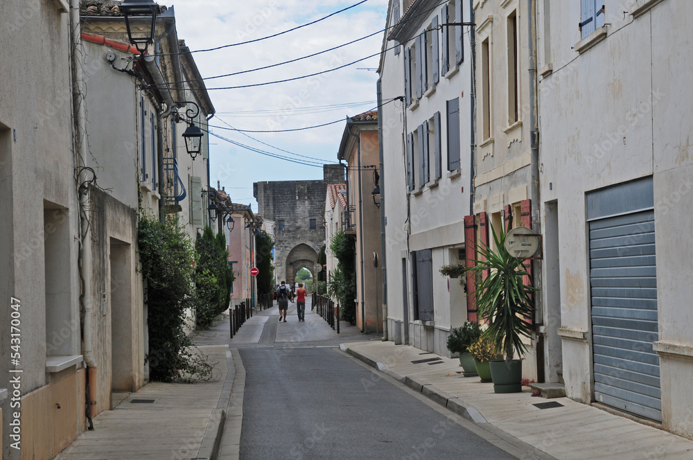 Le strade di Aigues-Mortes – la Città Fortezza della Camargue. Francia